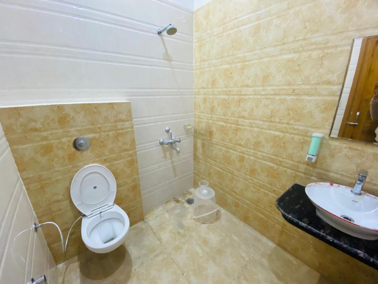 Ry Luxuries Hotel